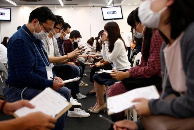 Dịch vụ hẹn hò đeo khẩu trang hiện khá phổ biến tại Nhật Bản. Ảnh: Reuters.