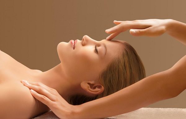 Massage mặt là một phương pháp tự nhiên giúp khuôn mặt bạn tươi sáng, khỏe